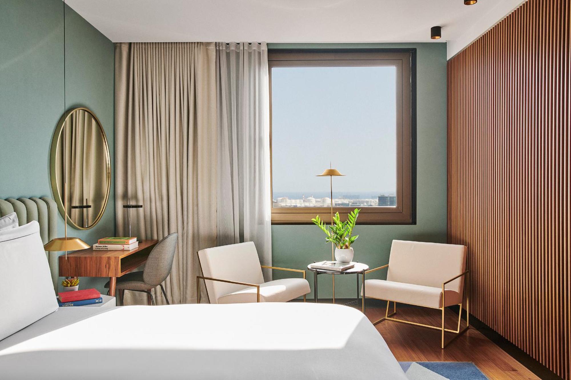Premium King Room Club Access